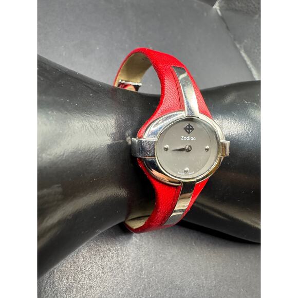 Zodiac ZO6001 Swiss Made Red ULTRA RARE Quartz Analog Women's Oval Watch - Picture 8 of 16